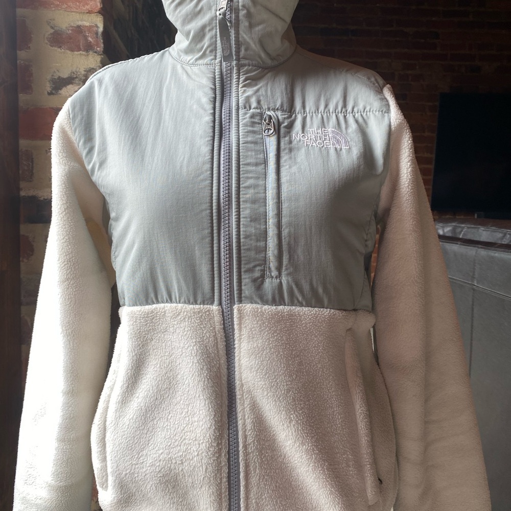 The North Face Women's Gray and White Ski Jacket Size XS